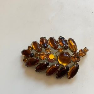 Vintage 1960s Weiss rhinestone pin brooch